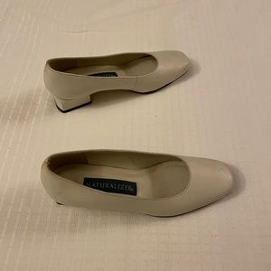 Naturalizer Eggshell White Kitten Heel Pumps Size 5m